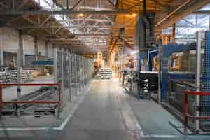 Photo gratuite visite de la fabrication de production excursion à l'intérieur usine de fabrication de carreaux de céramique usine de fabrication de carreaux de céramique avec un tapis roulant