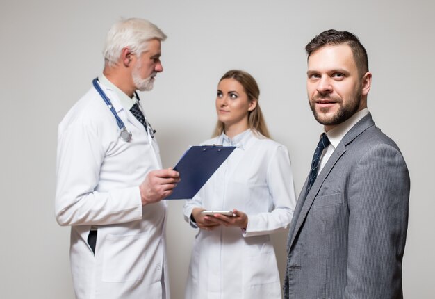 Visite de la visite grise pression générale du médecin