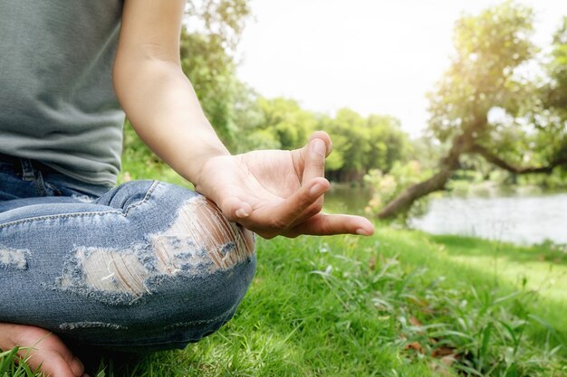 Vitalité méditant lotus personne idée été