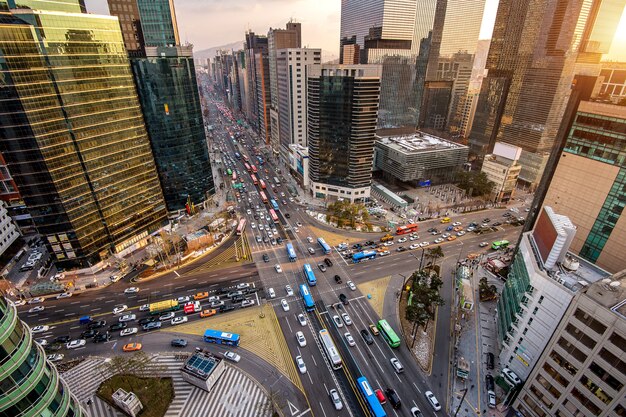 La vitesse du trafic à travers une intersection à Gangnam, Séoul en Corée du Sud