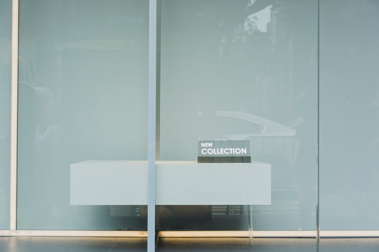 Photo gratuit vitrine avec nouvelle collection
