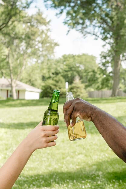 Vive la bière lors d'une fête d'été dans le parc