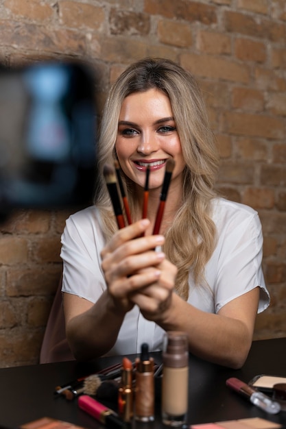 Vlogger de beauté faisant une vidéo avec des cosmétiques