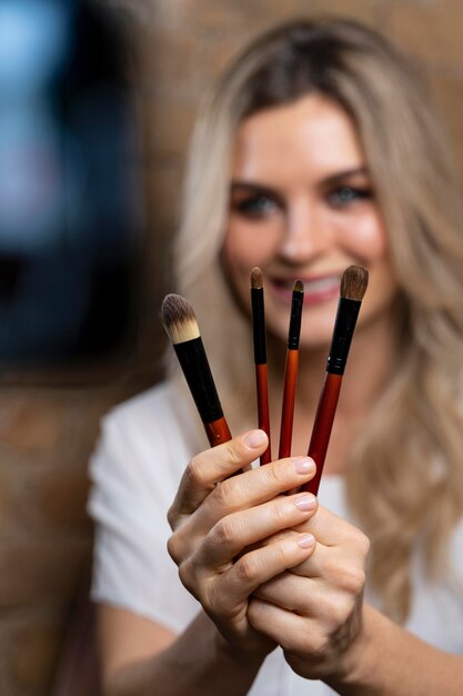 Vlogger de beauté faisant une vidéo avec des cosmétiques