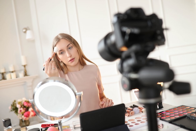 Vlogger De Beauté. Jeune Femme Enregistrant Un Tutoriel De Maquillage