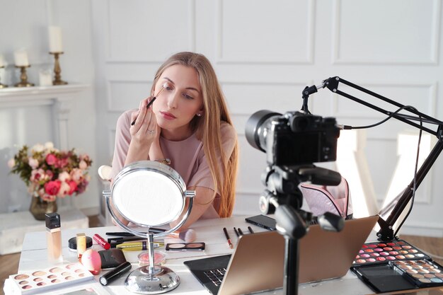 Vlogger de beauté. Jeune femme enregistrant un tutoriel de maquillage