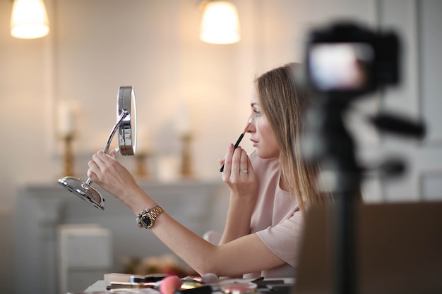 Vlogger de beauté. jeune femme enregistrant un tutoriel de maquillage