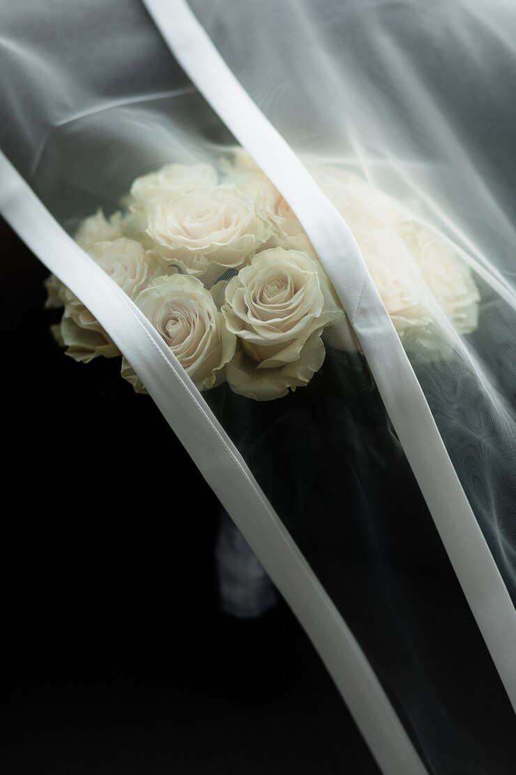 Photo gratuit le voile de mariée recouvre le bouquet de roses de mariage