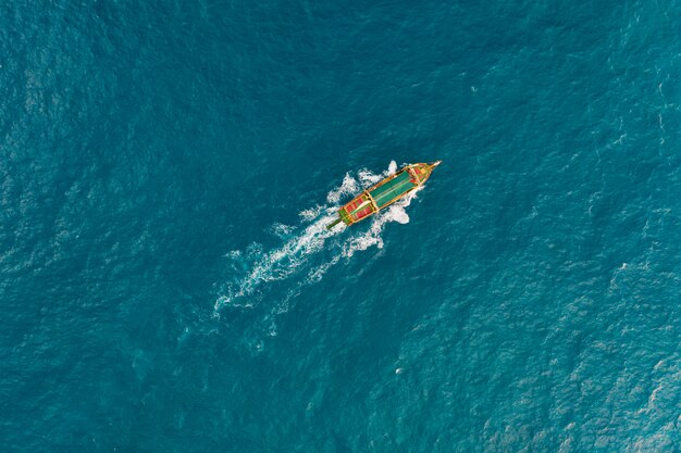 Voilier dans la mer Méditerranée