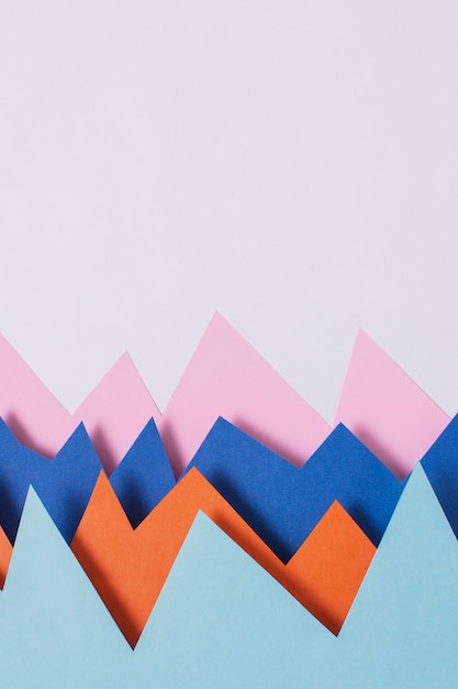 Voir au-dessus du papier coloré sur fond violet