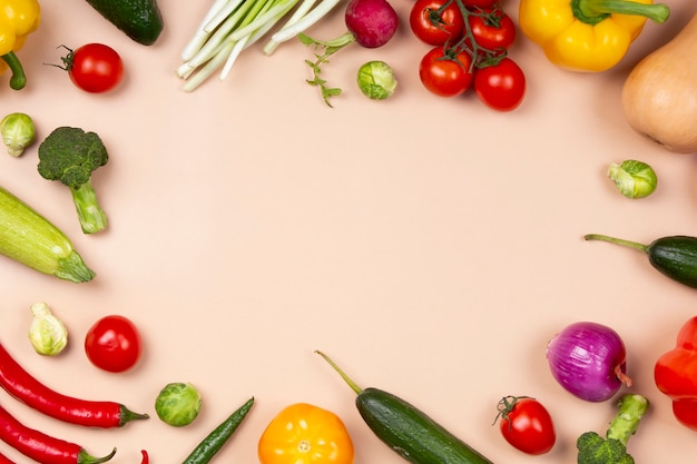 Photo gratuite voir ci-dessus arrangement de légumes frais