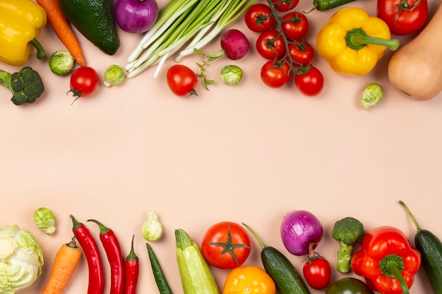 Photo gratuite voir ci-dessus arrangement de légumes frais