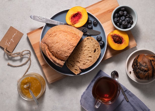 Photo gratuite voir ci-dessus arrangement de produits de boulangerie végétaliens