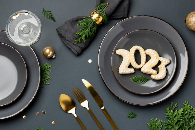 Photo gratuite voir ci-dessus les biscuits du nouvel an sur la plaque