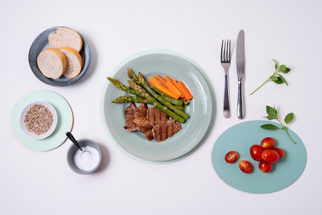 Voir ci-dessus un délicieux repas sur assiette