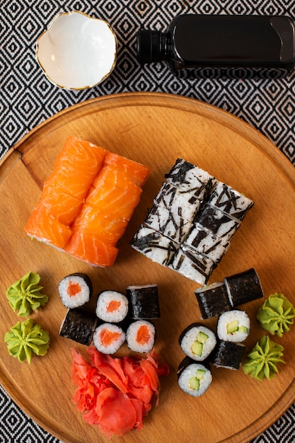 Voir ci-dessus de délicieux sushis sur table