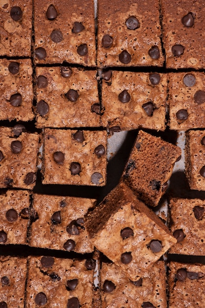 Photo gratuite voir ci-dessus des gâteaux et des pépites de chocolat