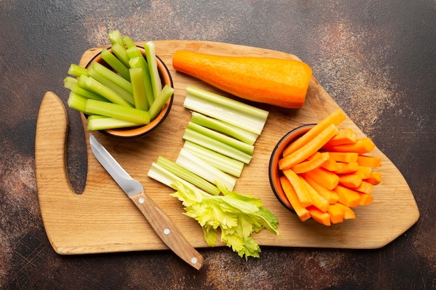 Voir ci-dessus les légumes sur une planche de bois