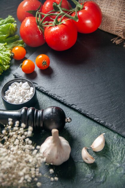 Voir ci-dessus des tomates rouges fraîches sur fond sombre