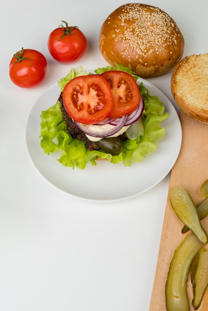 Photo gratuite voir les ingrédients de haut pour hamburger savoureux