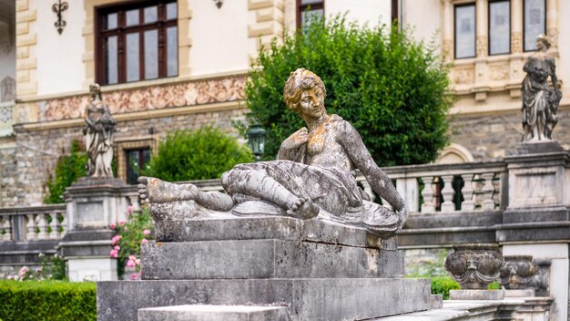 Voir des statues au château de Peles en Roumanie
