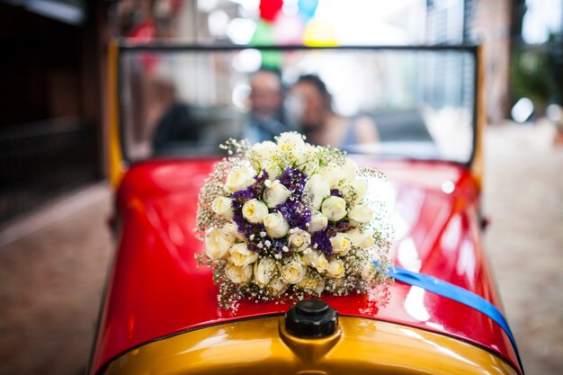 Voiture ancienne avec bouquet de mariage