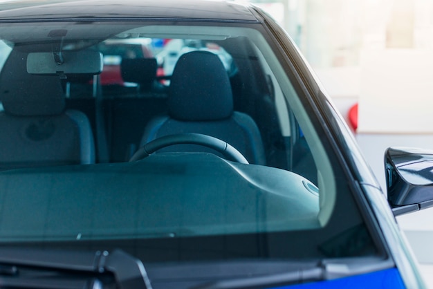 Voiture chez concessionnaire