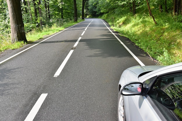 &quot;Voiture garée au bord de la route dans les bois&quot;