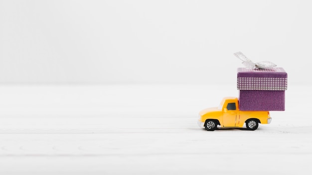 Voiture jouet avec cadeau dans le coffre