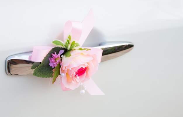 voiture de mariage avec de belles décorations