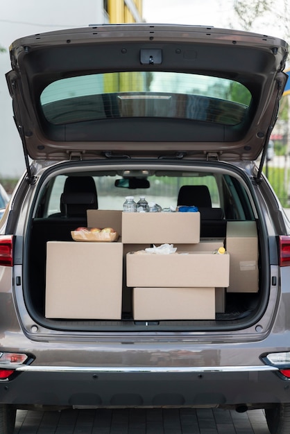 Voiture pleine de nourriture pour les pauvres