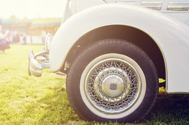 Voiture rétro garée sur l'herbe