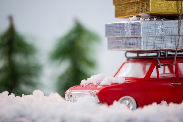 Photo gratuite voiture rouge avec des cadeaux sur le dessus