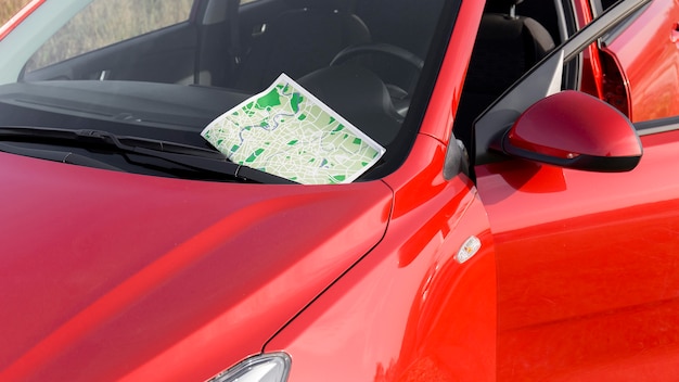 Voiture rouge avec gros plan de carte