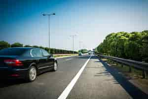 Photo gratuite voiture sur route asphaltée en été