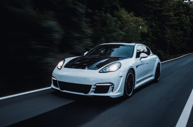 Une voiture de sport avec autotuning blanc noir.