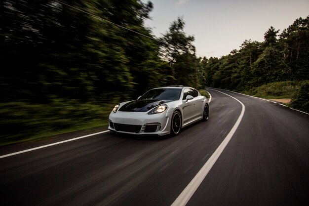 Une voiture de sport blanche avec autotuning noir.