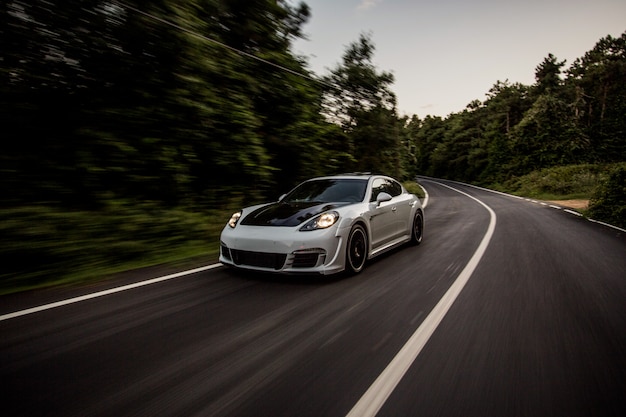 Une voiture de sport blanche avec autotuning noir.