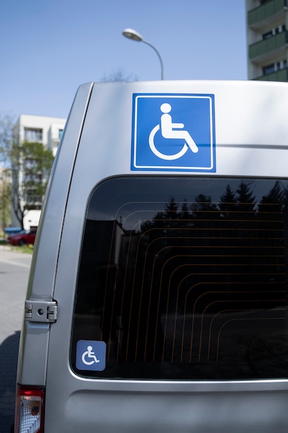 Voiture avec symbole de personne handicapée