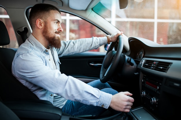 Photo gratuite voiture de voiture barrière de barbe adulte