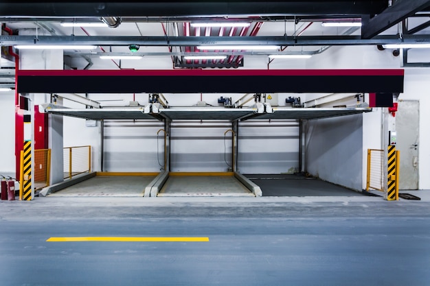 Voitures garées dans un garage.