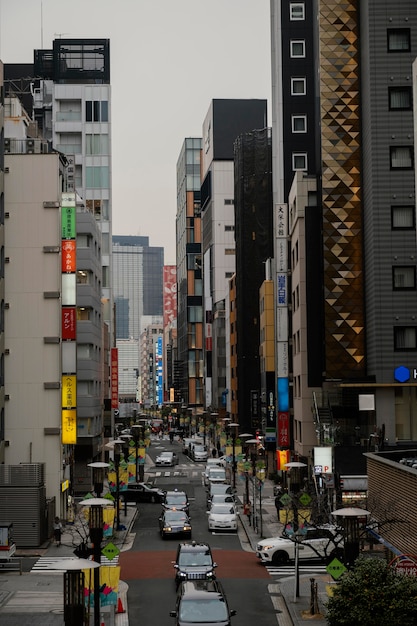 Voitures sur la rue du Japon