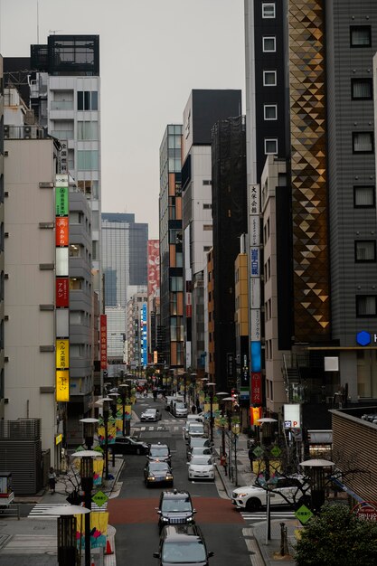 Voitures sur la rue du Japon