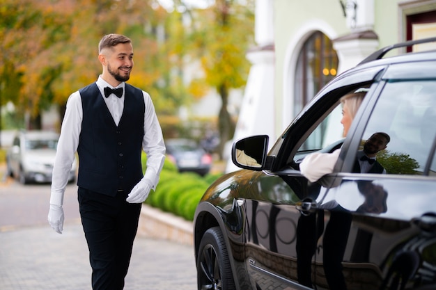 Photo gratuite voiturier à son travail avec véhicule et femme