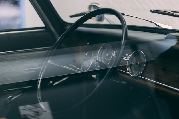 Volant d'une voiture avec intérieur marron