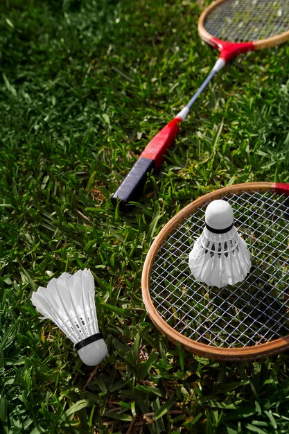 Volants de badminton et raquette sur herbe high angle