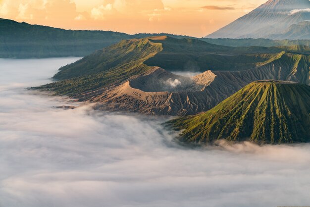 Volcan avec brouillard au coucher du soleil