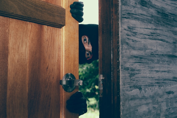 Photo gratuit le voleur est apparu à la porte de la maison.