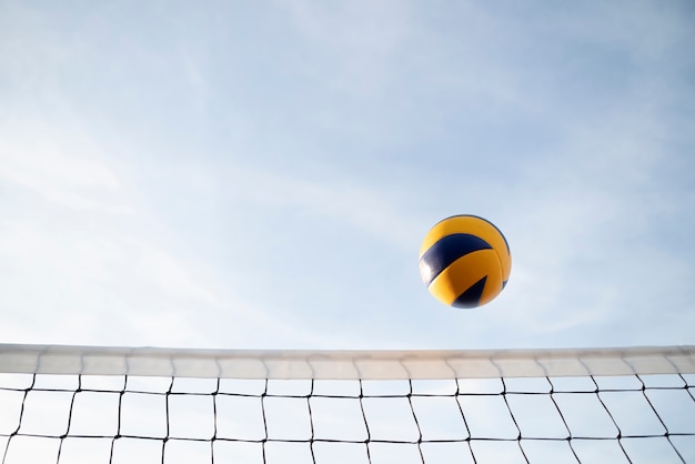 Volley-ball au-dessus du filet