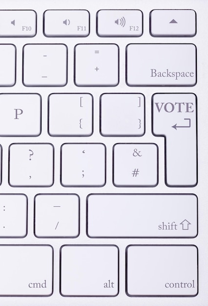 VOTE mot écrit sur un clavier en aluminium haut de gamme. Élection en ligne